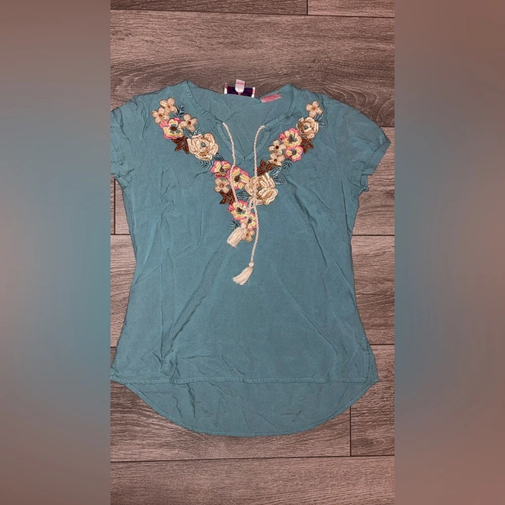 Panhandle Size Small Women’s Short Sleeved Blouse Boho Western Tassle Vneck Teal